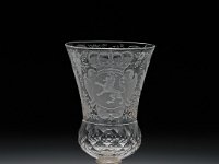 Gla 59  Gla 59, Böhmen, nach 1740,  Pokal mit drei Wappen,  Farbloses Glas mit Mattschnitt und Schliff, H 18 cm; Dm Fuß 9,1 cm; Dm Mündung 9,2 cm